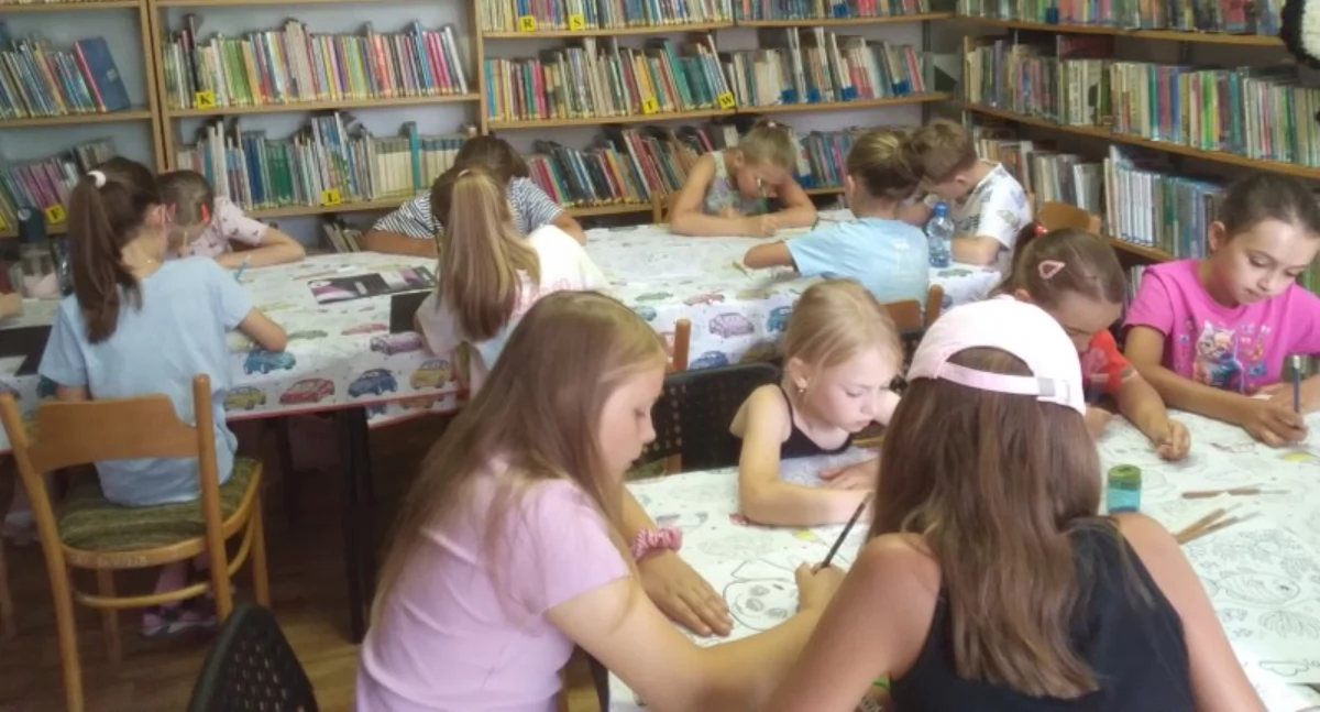 Na zdjęciu: dzieci uczestniczące w zajęciach w bibliotece, fot. Gminna Biblioteka Publiczna w Gidlach