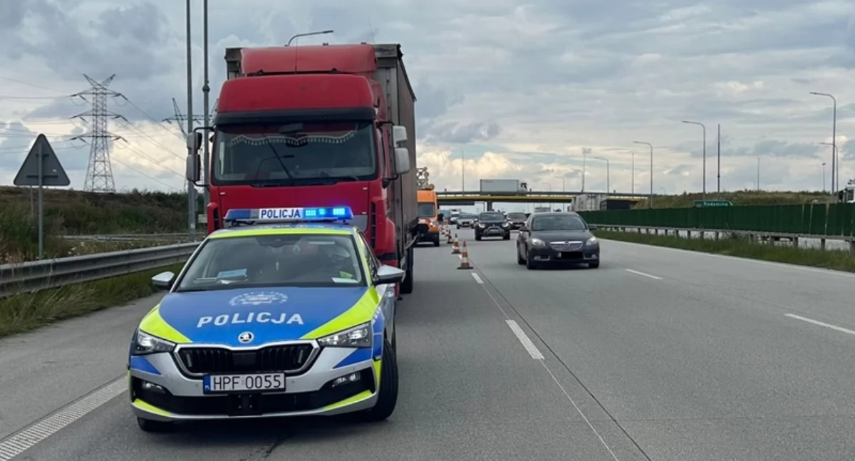 Na zdjęciu: Radiowóz policyjny na autostradzie A1 przy zjeździe na Radomsko, fot. KPP Radomsko