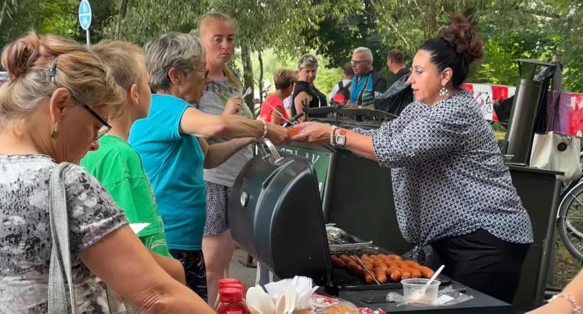 Na zdjęciu: na gości pikniku czekał nie tylko słynny w całej okolicy kugiel, ale też kiełbaski z grill i oczywiście radomszczańska zalewajka