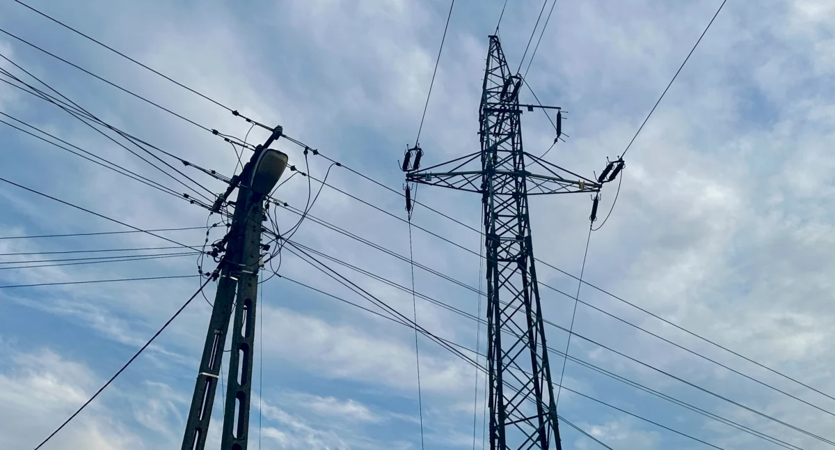 Na zdjęciu: słupy elektryczne w Radomsku przy ul. Wymysłowskiej; z artykułu można się dowiedzieć, gdzie i kiedy w okolicy planowane są przerwy w dostawie energii elektrycznej