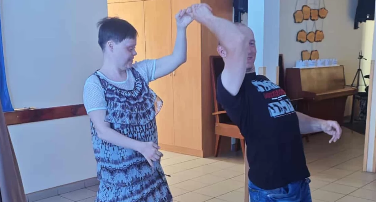 Na zdjęciu: Roztańczeni uczestnicy dyskoteki, fot. Facebook/Warsztaty Terapii Zajęciowej 