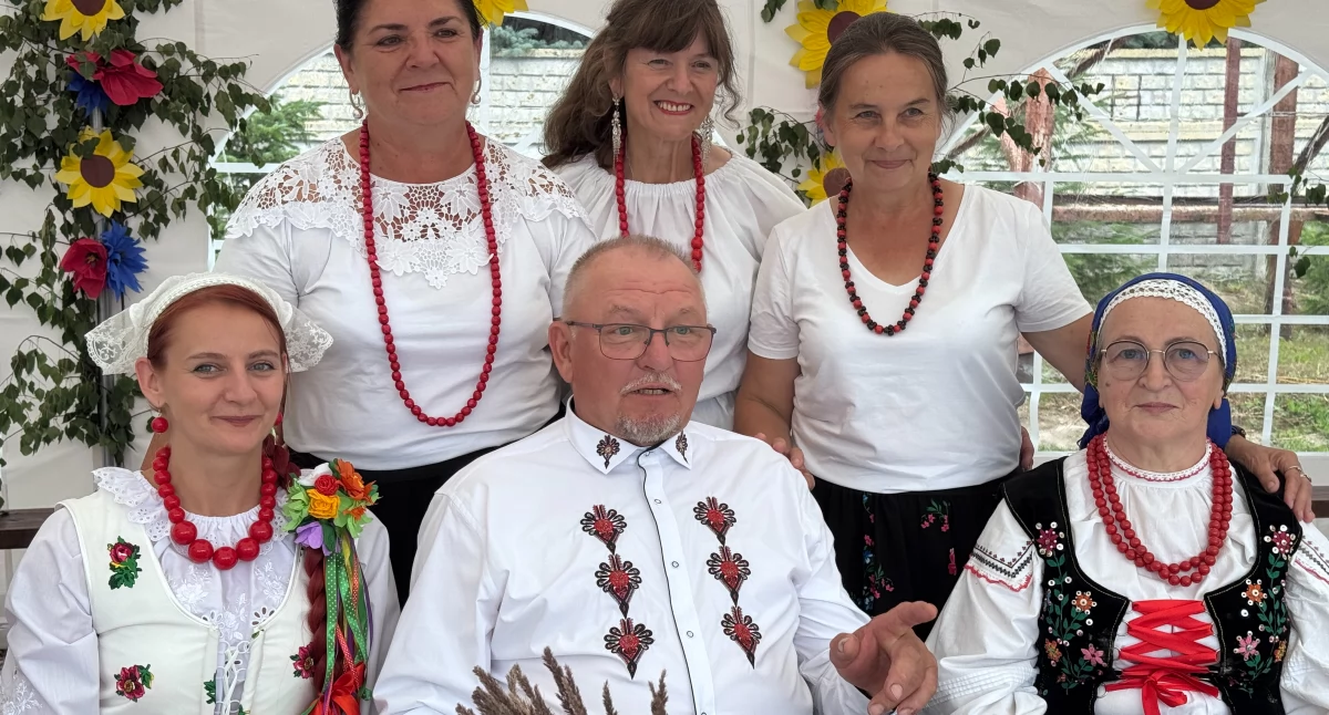 Na zdjęciu: uczestnicy Reymontowskiej po-tańcówki w Kobielach Wielkich