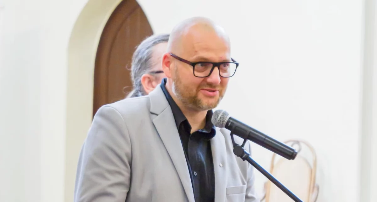 Na zdjęciu: Marcin Kwarta podczas wernisażu, fot. Facebook/Marcin Kwarta
