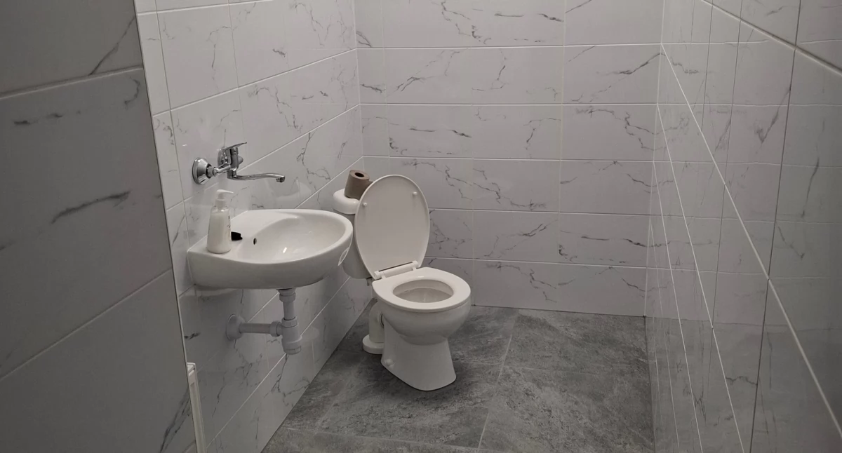 Na zdjęciu szkolne toalety po remoncie