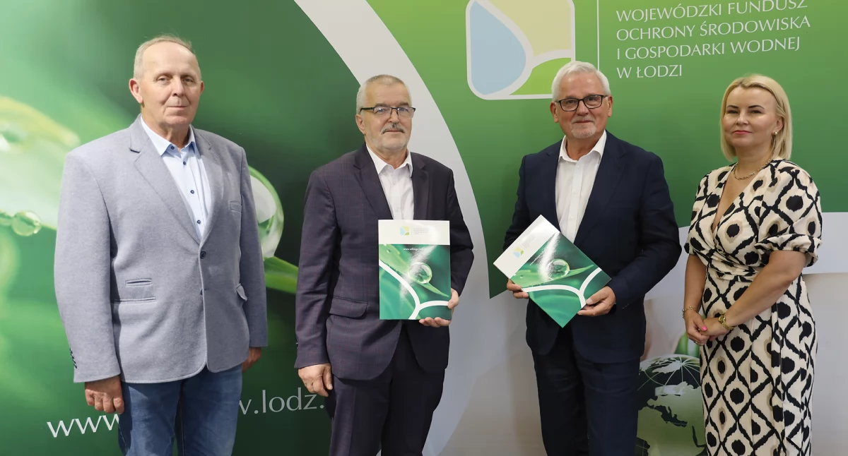 Na zdjęciu: Stefan Pietras - Starosta Wieruszowski, Ryszard Starek - członek Zarządu, Zastępca Prezesa Jerzy Kaczmarek, Elżbieta Kubiak - Skarbnik Powiatu 