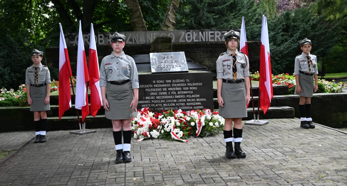 Na zdjęciu: Wartę honorową trzymali radomszczańscy harcerze, fot. Facebook/Powiat Radomszczański