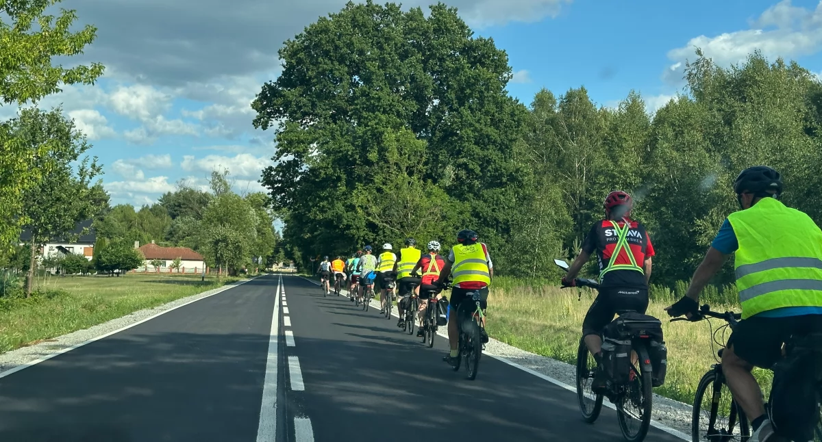 Na zdjęciu: kolumna rowerów jadąca prawą stroną jezdni