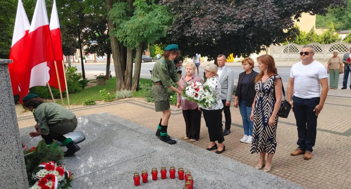 Na zdjęciu: składanie kwiatów pod pomnikiem w centrum Kamieńska, fot. Gminy Kamieńsk