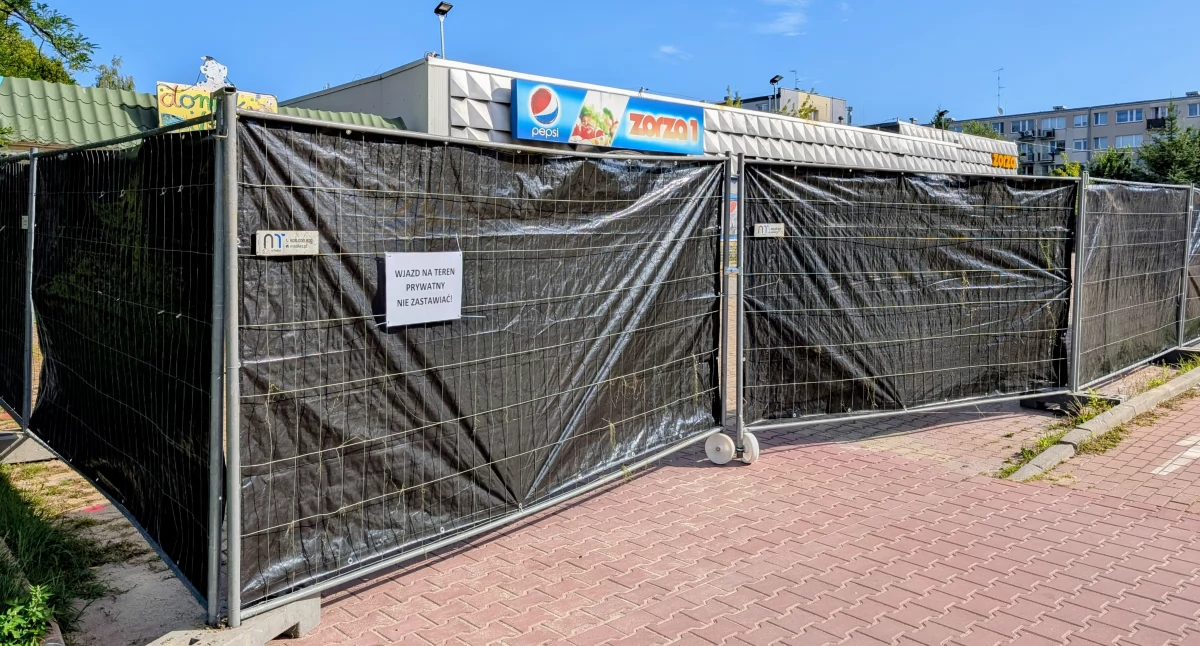 Na zdjęciu: Rozpoczęła się częściowa rozbiórka supermarketu Zorzy przy ulicy Leszka Czarnego
