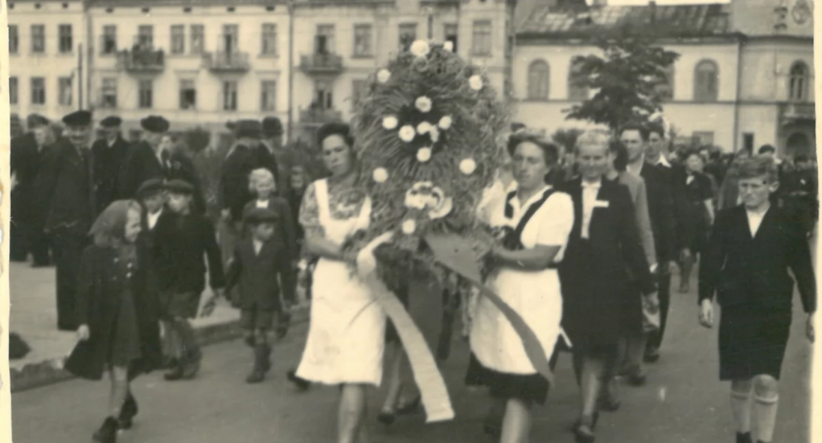 Na zdjęciu: Dożynki w Radomsku. Związek Młodzieży Wiejskiej Wici ze wsi Bobry. Rok 1945. Zbiory muzeum
