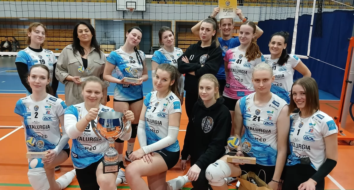 Na zdjęciu: l Od lewej na dole: Ania Dawid, Karolina Stępień, Dagmara  Spiewankiewicz, Nikola Kaczmarek, Zuza Utratna, Julia Zatoń.  Od lewej u góry: Maja Lis, Martyna Gaik, Nicola Wawszczak, Martyna Kałkusińska, Magda Rusin, Eliza Kapica, Ola Lis, Magda Sokołowska