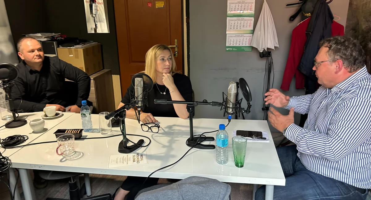 Na zdjęciu: Grzegorz Ciszewski, Magdalena Spólnicka i Szymon Zyberyng w studiu podcastowym Gazety Radomszczańskiej