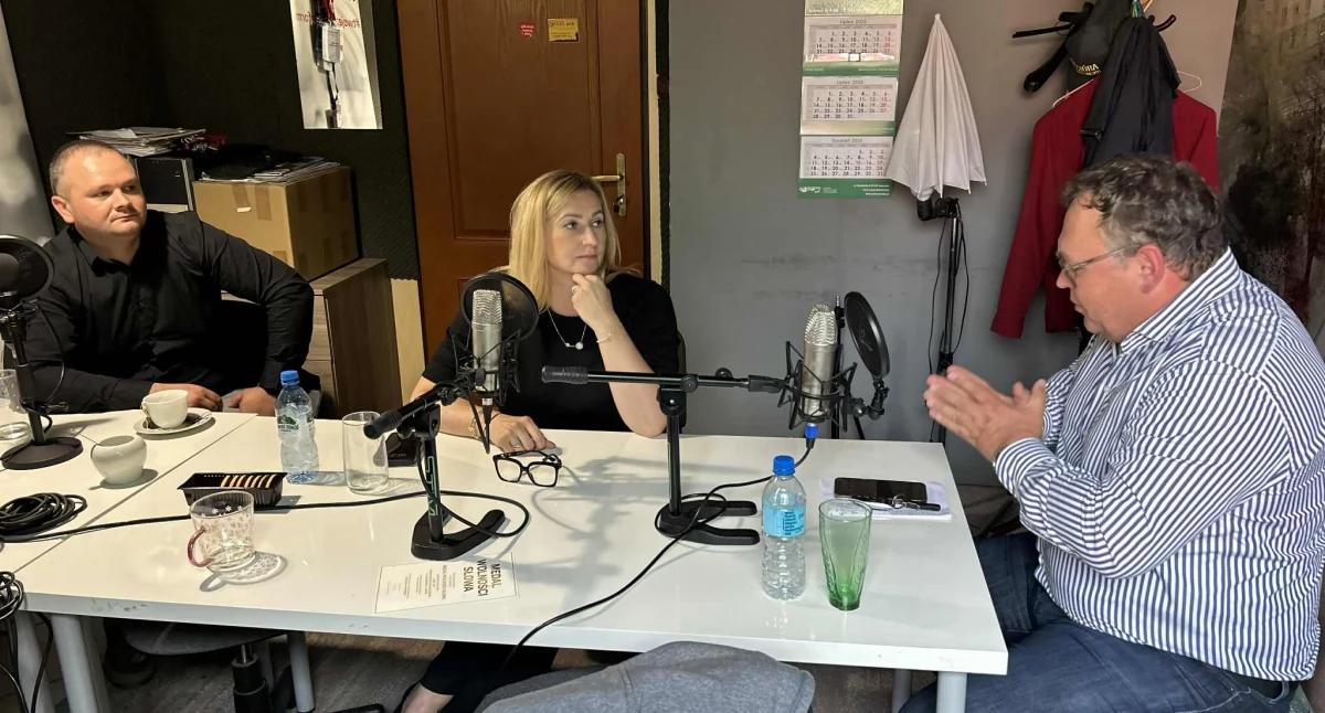 Na zdjęciu Grzegorz Ciszewski (Konfederacja), Magdalena Spólnicka (KO) i Szymon Zyberyng (PiS)