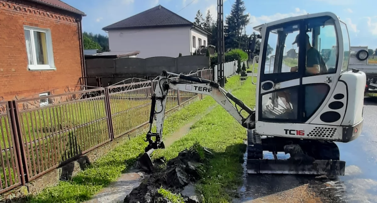 Na zdjęciu: Mieszkańcy sami udrażniali rów, fot. nadesłane