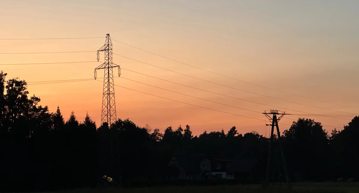 Na zdjęciu: słupy elektryczny; tekst przedstawia wiadomości dla mieszkańców powiatu radomszczańskiego, o tym kiedy i gdzie zaplanowano przerwy w dostarczaniu energii elektrycznej
