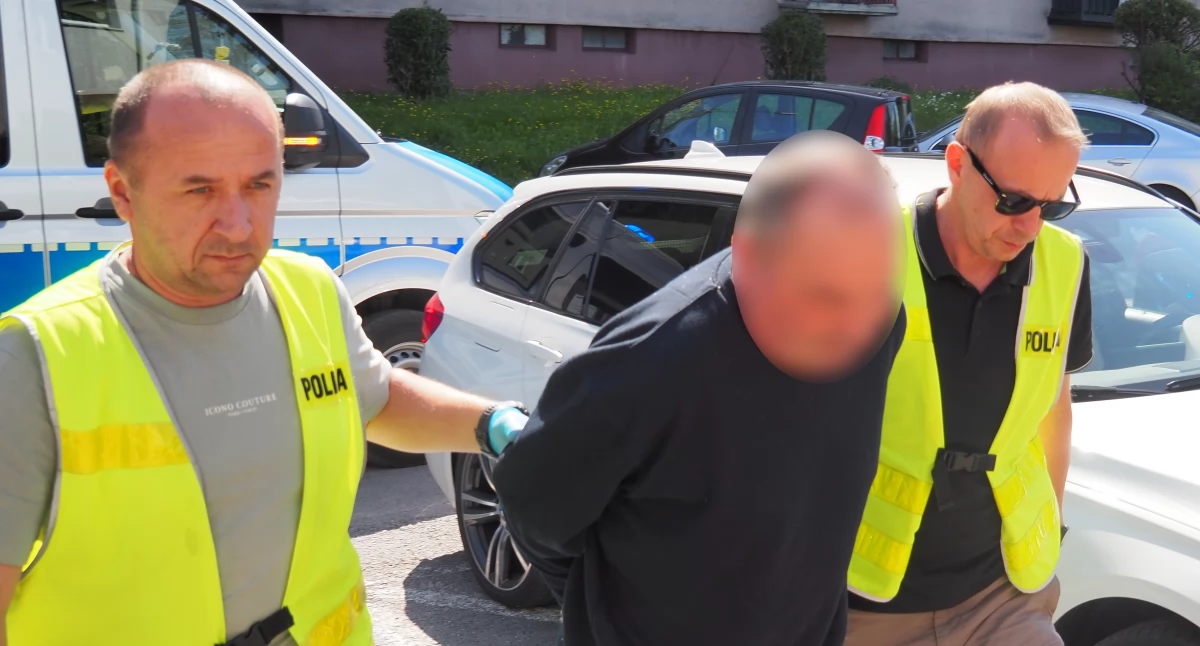 Na zdjęciu: Policjanci doprowadzili 54-latka do prokuratury