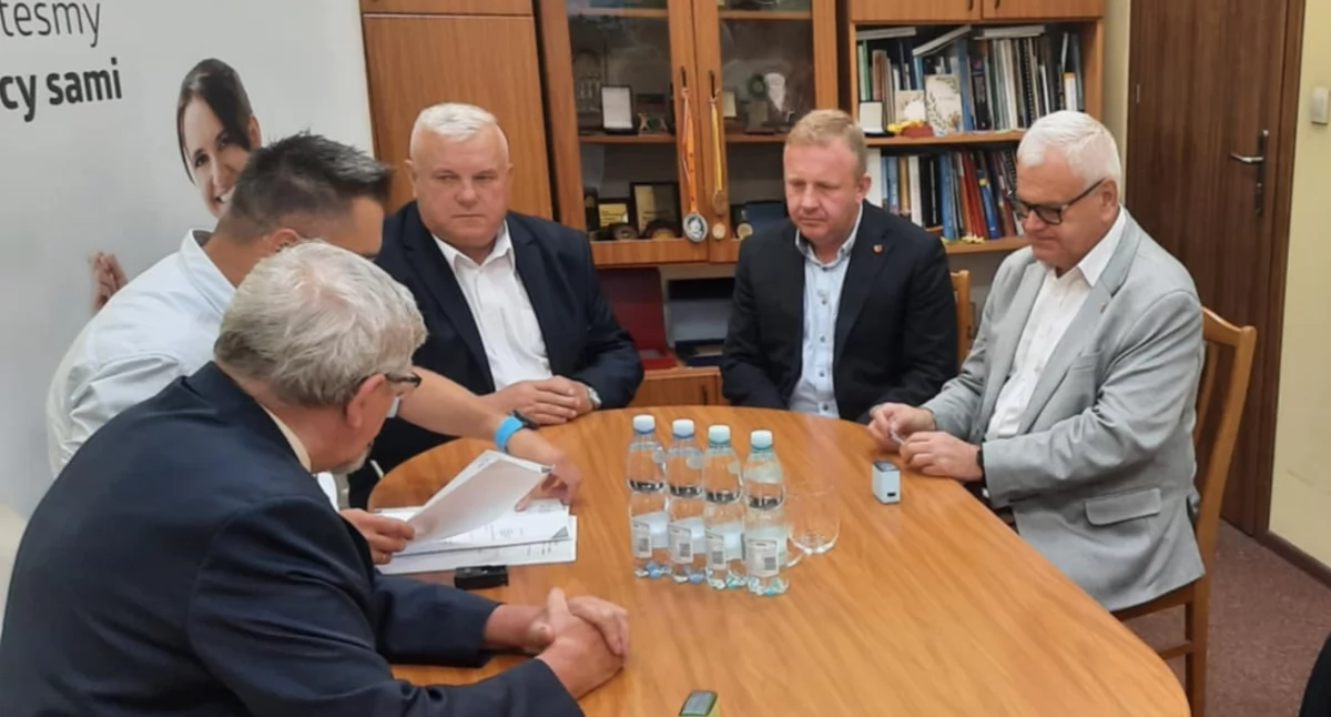 Na zdjęciu: Starosta (drugi z prawej), fot. Facebook/Powiat Radomszczański