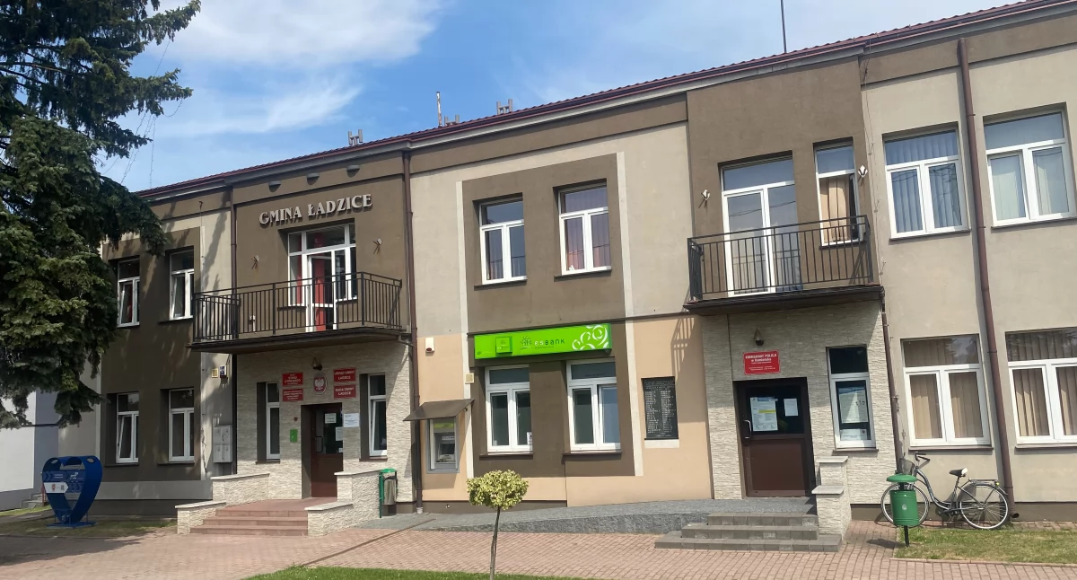 Na zdjęciu: budynek urzędu Gminy Ładzice wykonane w 2022 roku