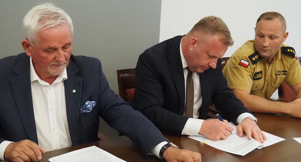Na zdjęciu: Umowę podpisano w starostwie