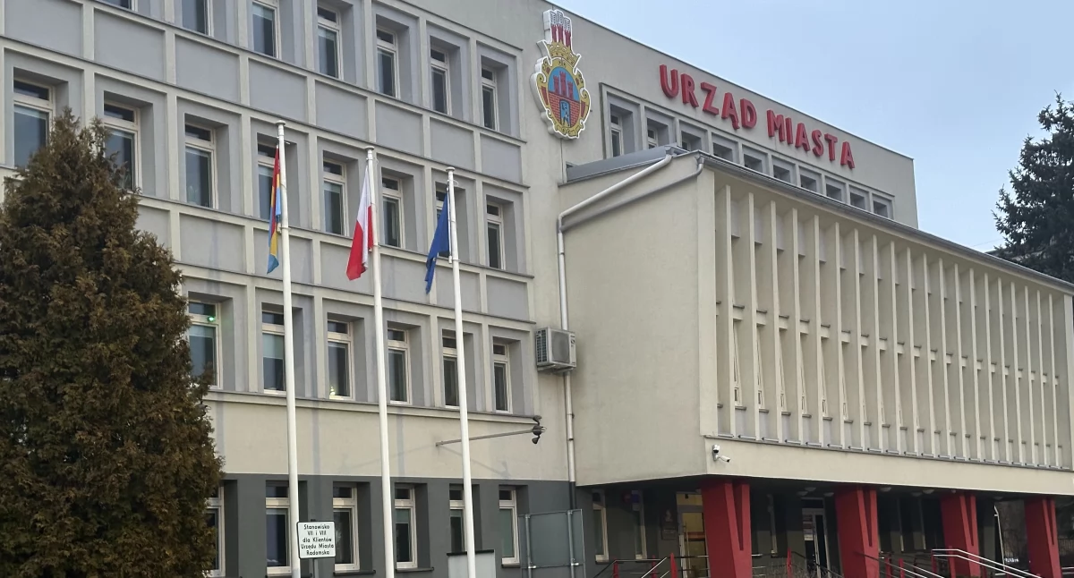 Na zdjęciu: fasada budynku Urzędu Miasta w Radomsku przy ul. Tysiąclecia 5