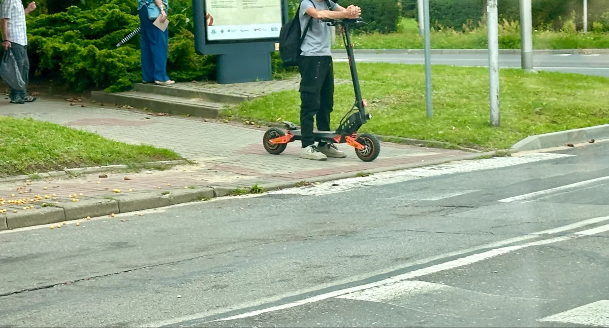Na zdjęciu: Hulajnoga elektryczna stała się popularnym środkiem transportu