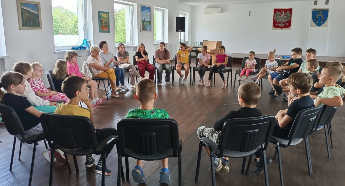 Na zdjęciu: uczestnicy warsztatów międzypokoleniowych, fot. Gminny Ośrodek Kultury i Sportu w Wielgomłynach
