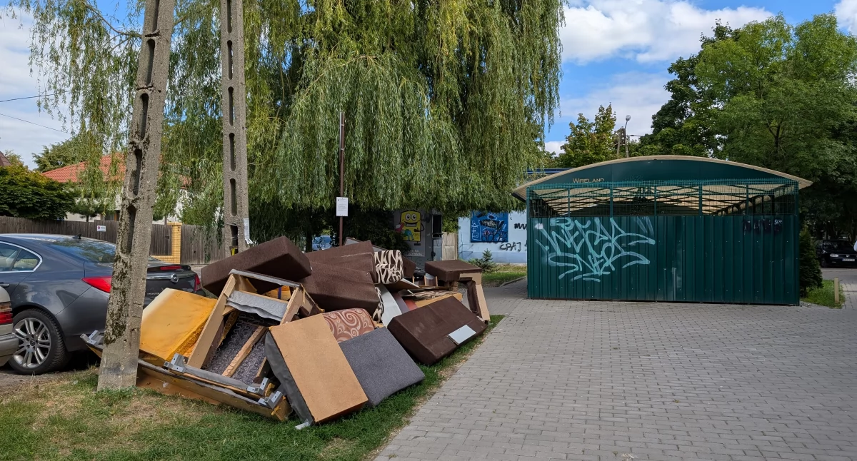 Na zdjęciu: Odpady leżą pod tabliczką, która zakazuje ich składowania