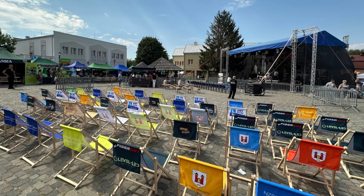 Na zdjęciu: rynek w Przedborzu przed imprezą plenerową 
