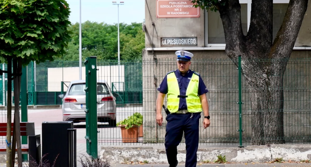 Na zdjęciu: policjant przy Publicznej Szkole Podstawowej nr 2 w Radomsku, fot. KPP Radomsku