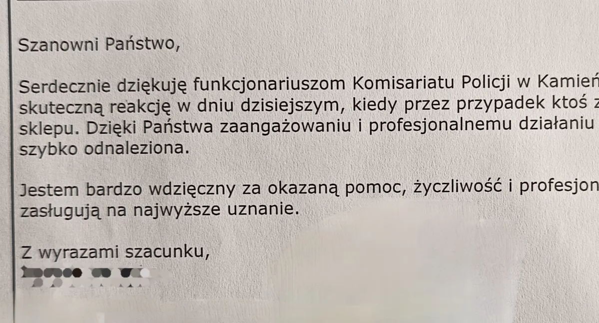 Na zdjęciu: Mieszkaniec dziękuje policjantom