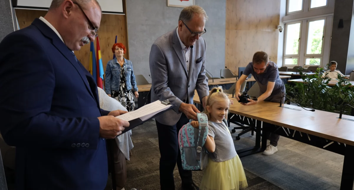 Na zdjęciu: Dzieci tornistry odebrały z rąk prezydenta Jarosława Ferenca, fot. Facebook/UM Radomsko