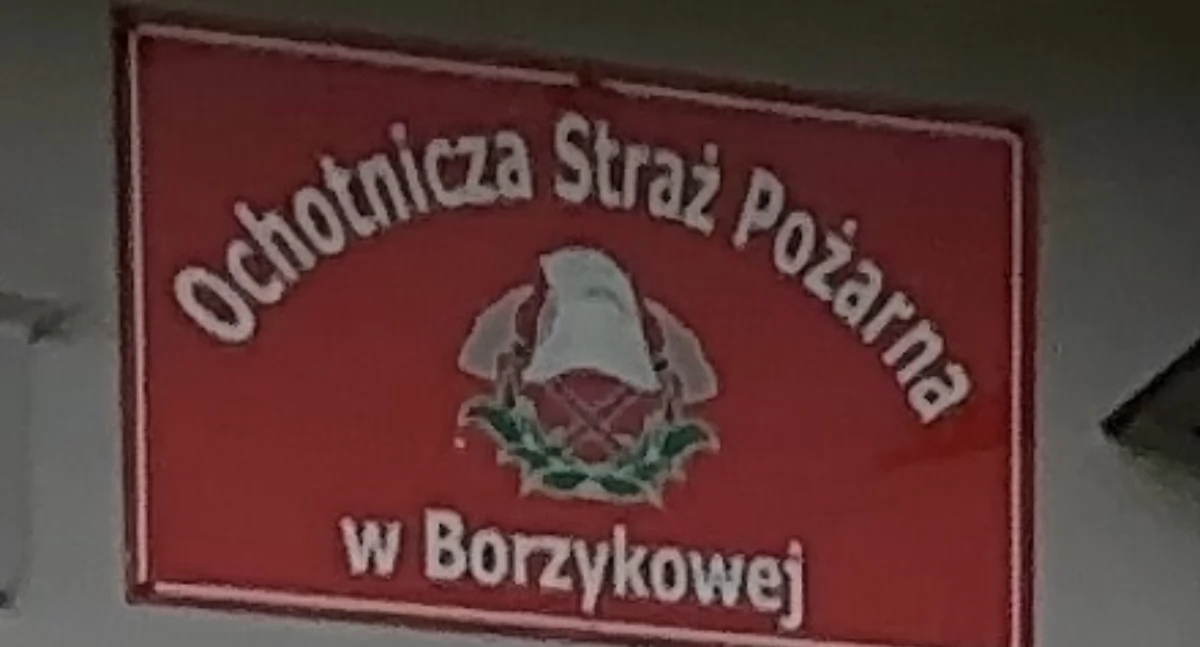 Na zdjęciu: tablica na strażnicy OSP w Borzykowej