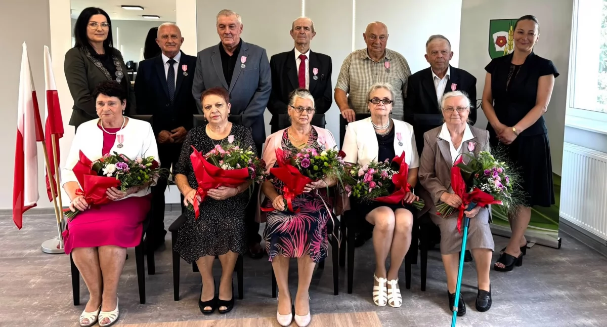 Na zdjęciu: złote gody w Kobielach Wielkich - małżeństwa z długoletnim stażem zostały uhonorowane medalami, fot. Urząd Gminy Kobiele Wielkie