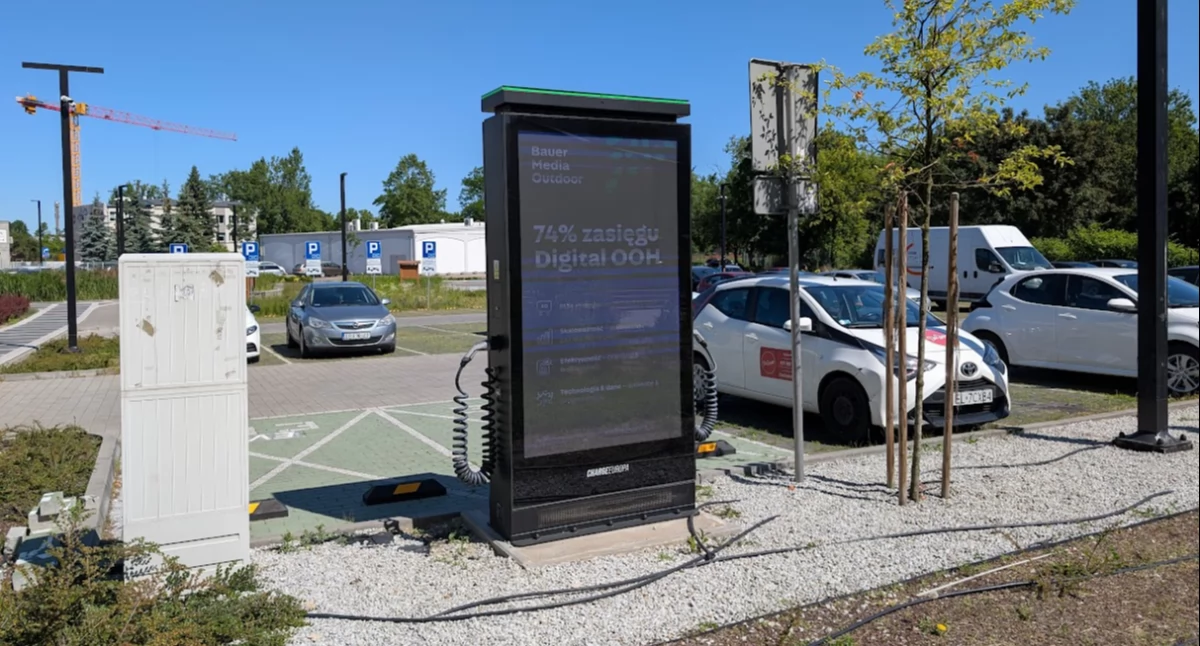 Na zdjęciu: Stacja ładowania na parkingu przy Reymonta