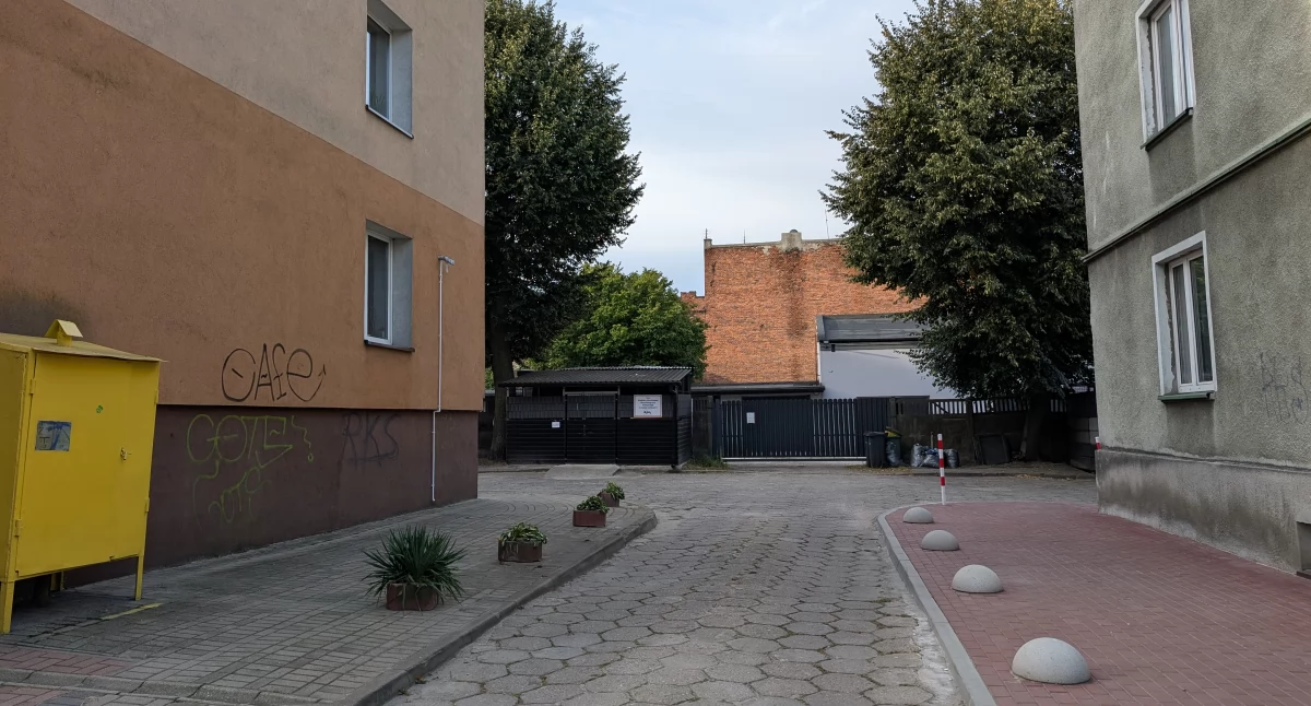 Na zdjęciu: Wjazd między bloki przy Prymasa Wyszyńskiego