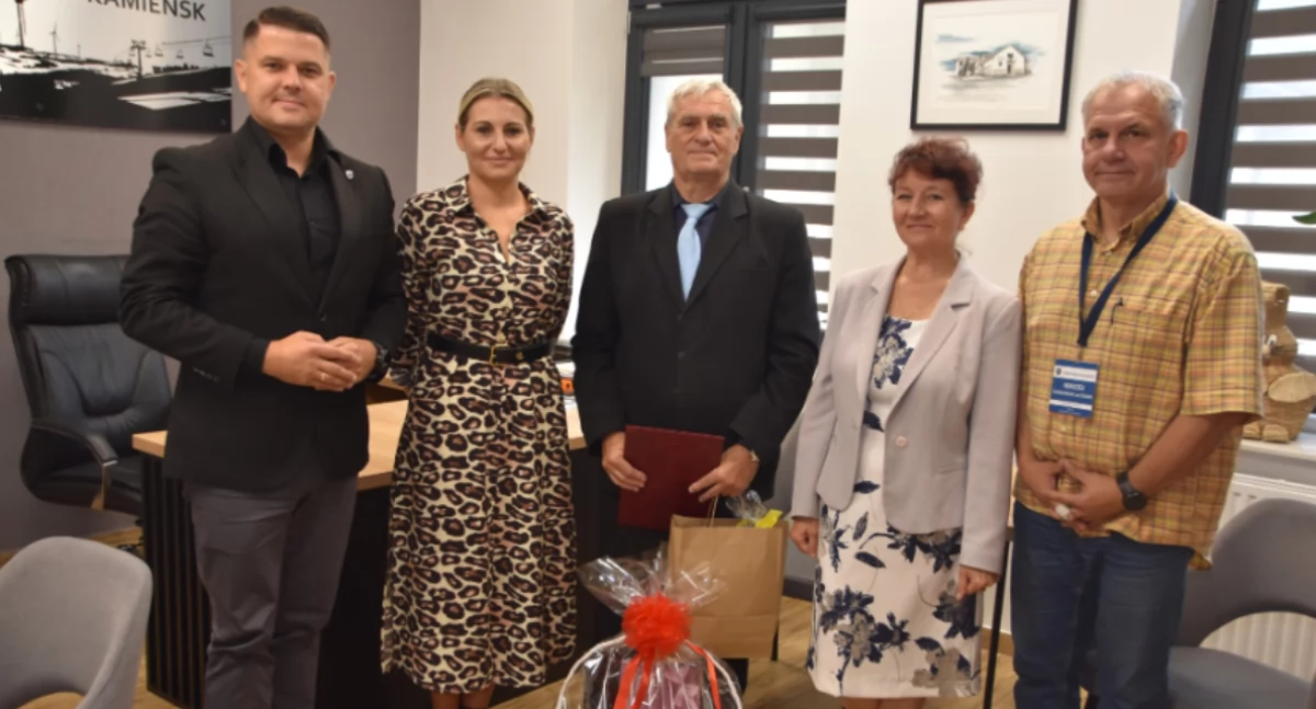 Na zdjęciu: uroczystość pożegnania pracownika gminy, fot. Urząd Gminy Kamieńsk