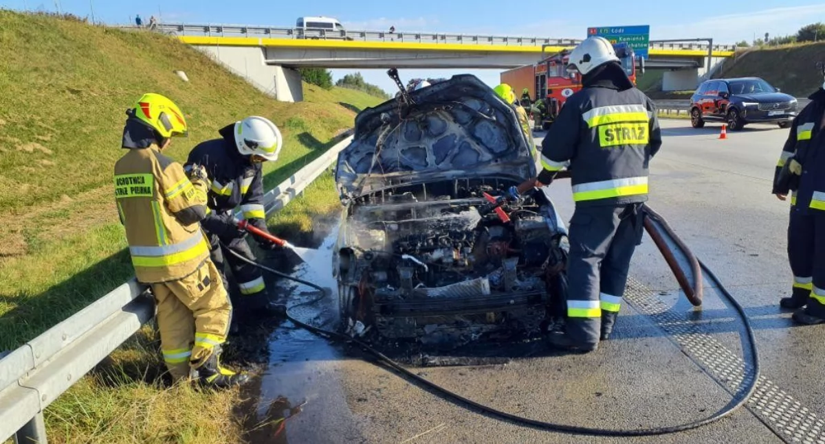 Na zdjęciu: Pożar samochodu na autostradzie A1, fot. KP PSP Radomsko 