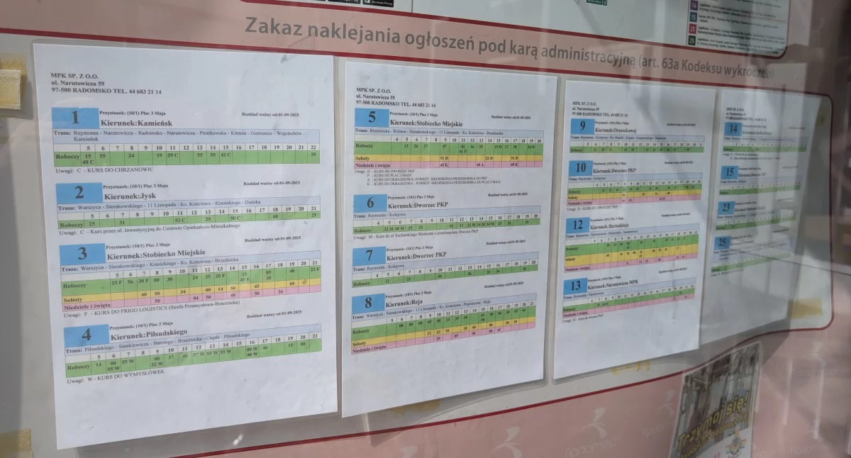 Na zdjęciu: Rozkład jazdy na przystanku przy placu 3 Maja