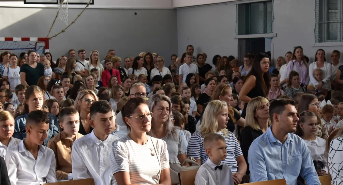 Na zdjęciu: uroczyste rozpoczęcie roku szkolnego miało w tym roku jeszcze dodatkową atrakcje, fot. Urząd Gminy Lgota Wielka