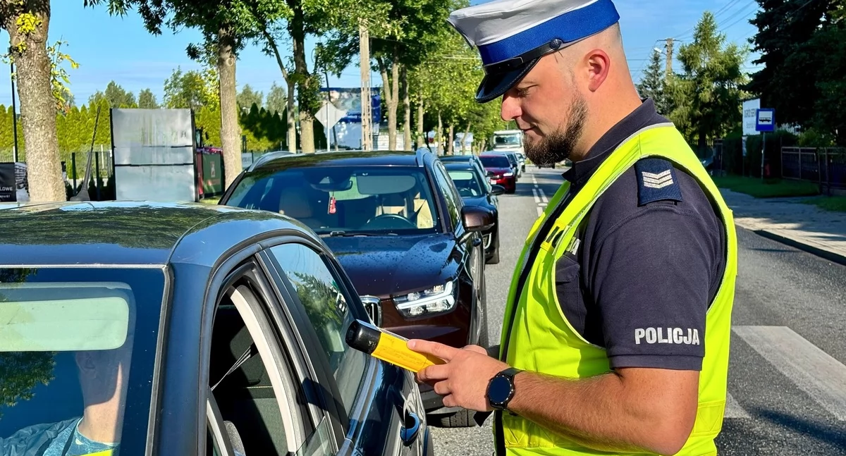 Na zdjęciu: policjant z radomszczańskiej Komendy Powiatowej Policji prowadzący badanie trzeźwości, fot. KPP Radomsko