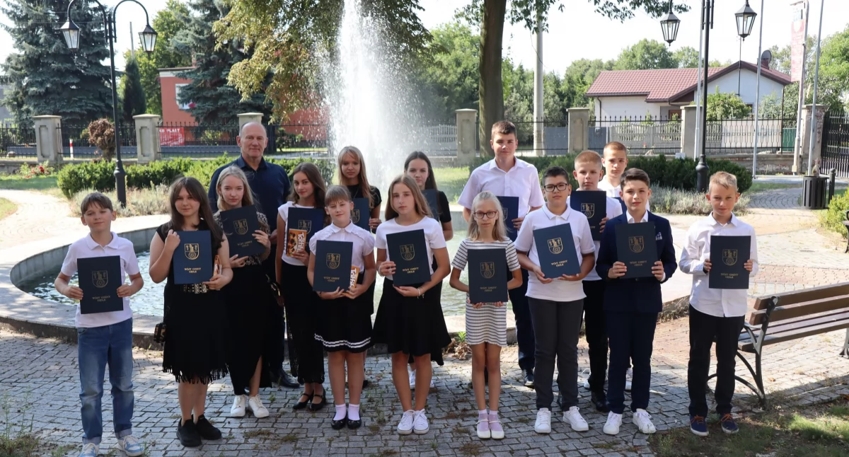 Na zdjęciu: stypendyści, którzy swoją pracą wyróżnili się w minionym roku szkolnym