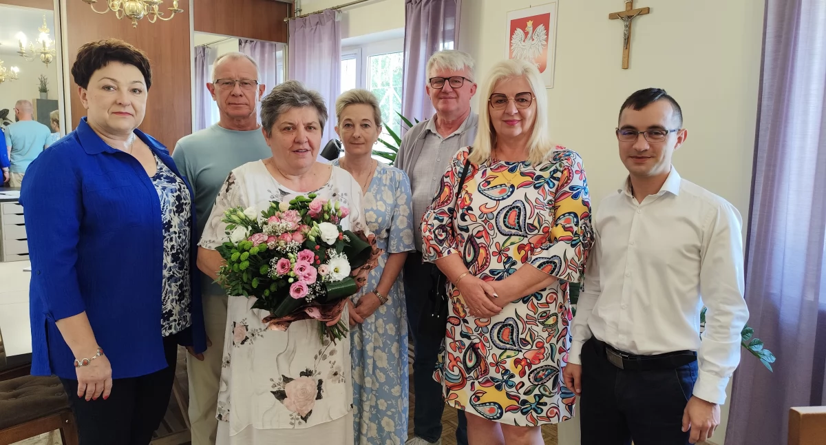 Na zdjęciu: pożegnanie emerytowanej urzędniczki w Wielgomłynach, fot. Gmina Wielgomłyny