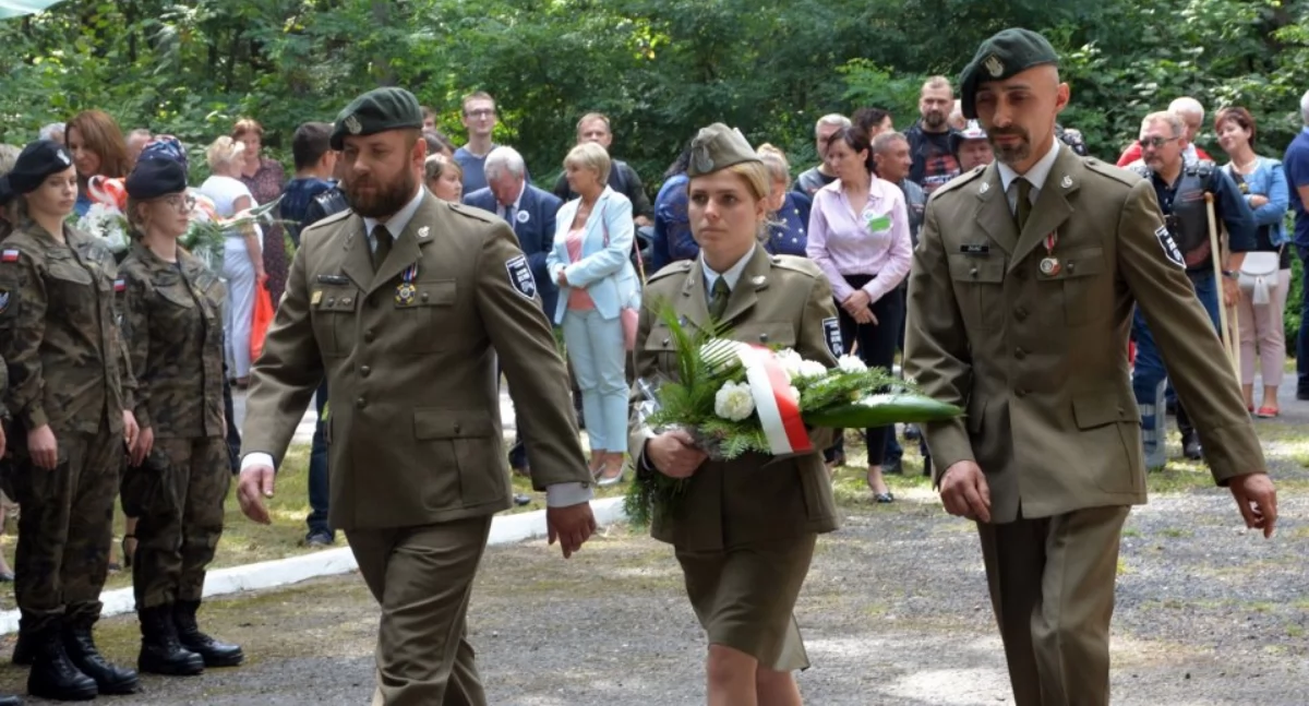 Na zdjęciu: delegacja składająca kwiaty w 2021 roku pod pomnikiem upamiętniającym partyzantów walczących z okupantem hitlerowskim fot. Starostwo Powiatowe w Radomsku