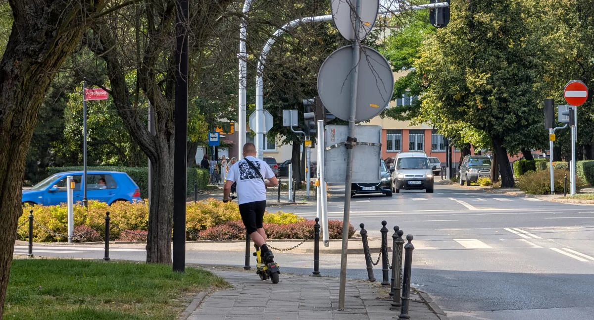 Na zdjęciu: Ten 20-latek nie zamierza jeździć w kasku i do 20 km/h