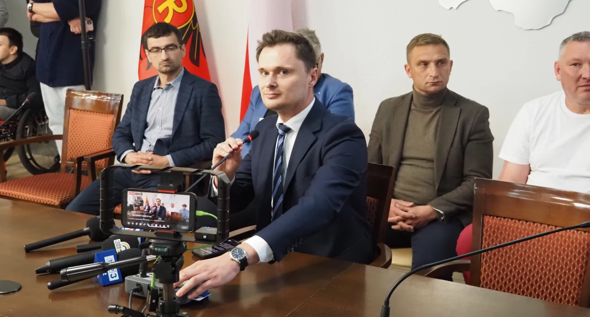 Na zdjęciu: Poseł Krzysztof Ciecióra na sesji rady powiatu poświęconej Centrom Integracji Cudzoziemców