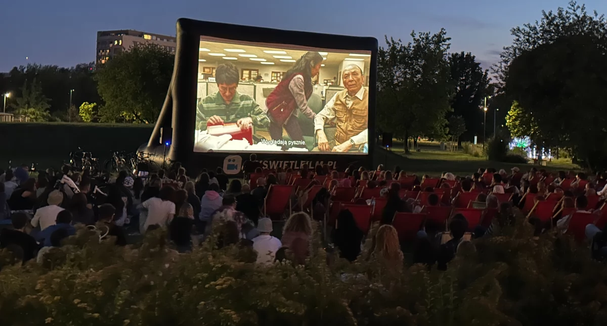 Na zdjęciu: kino na leżakach to rozrywka i atrakcyjna forma spędzania czasu, kiedy oczywiście pogoda dopisuje