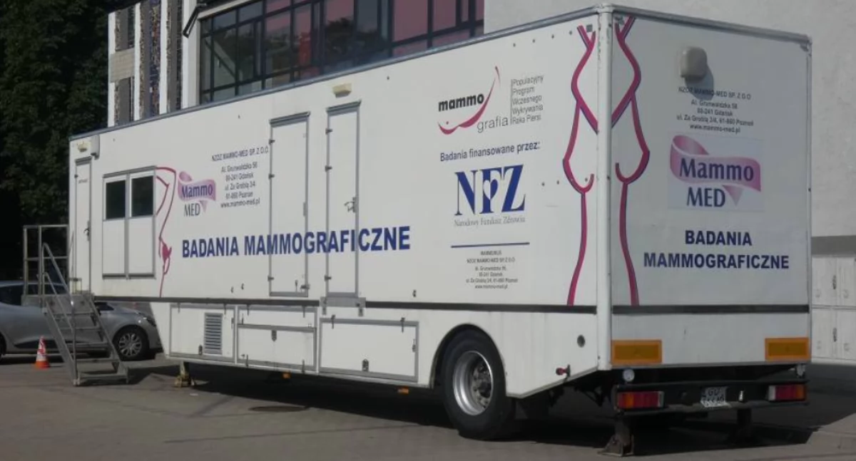 Na zdjęciu: mobilny mammobus zaparkowany w Radomsku