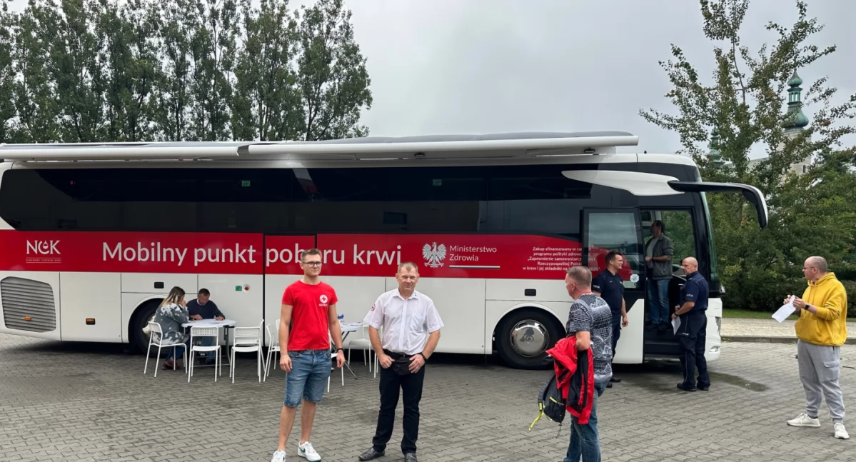 Na zdjęciu: mobilny punkt poboru krwi zaparkował dziś w Radomsku
