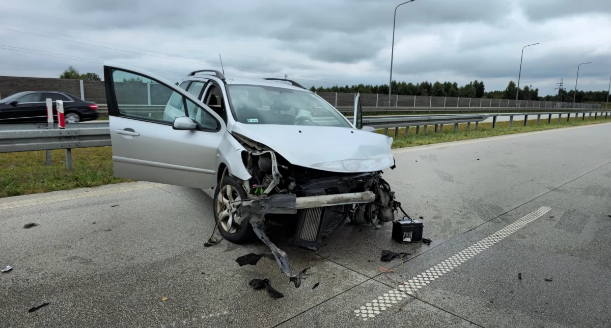 Na zdjęciu: Kierowca uderzył w bariery, fot. Facebook/OSP Kamieńsk