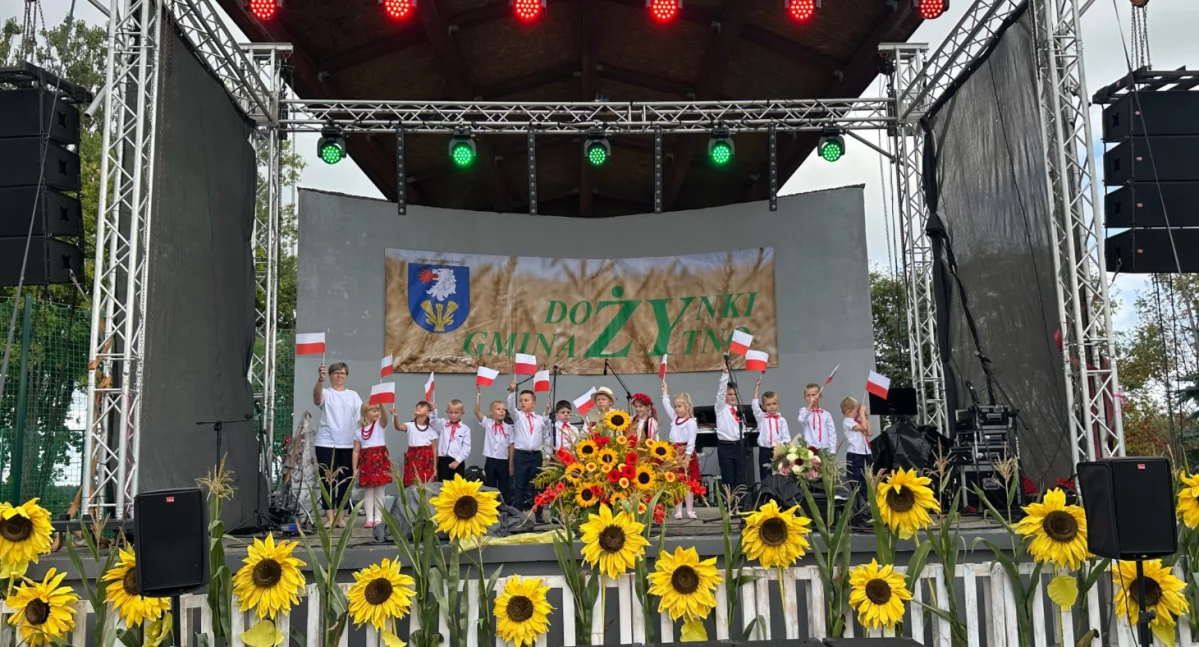 Na zdjęciu: dzieci z gminy Żytno na dożynkowej scenie 